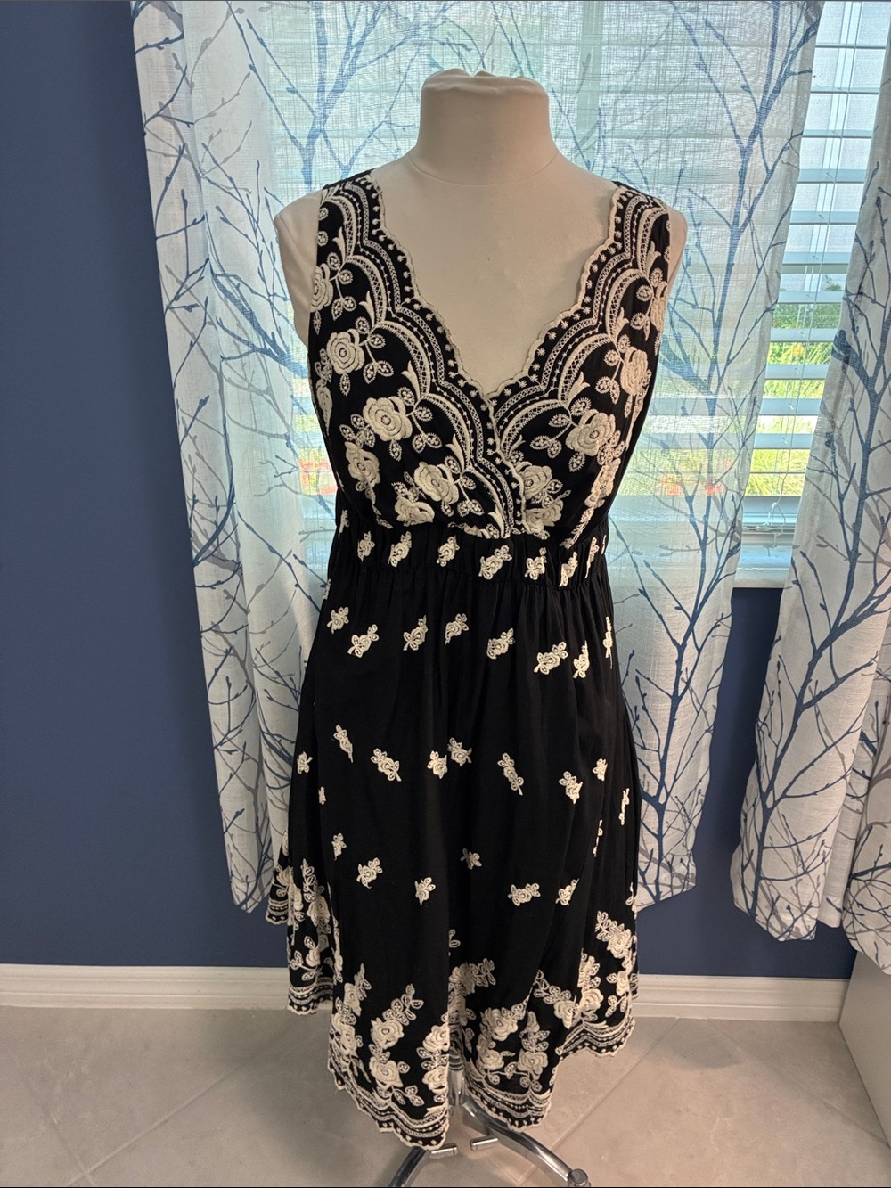Karen Kane Black & White Floral Embroidered V-Neck Women's Dress